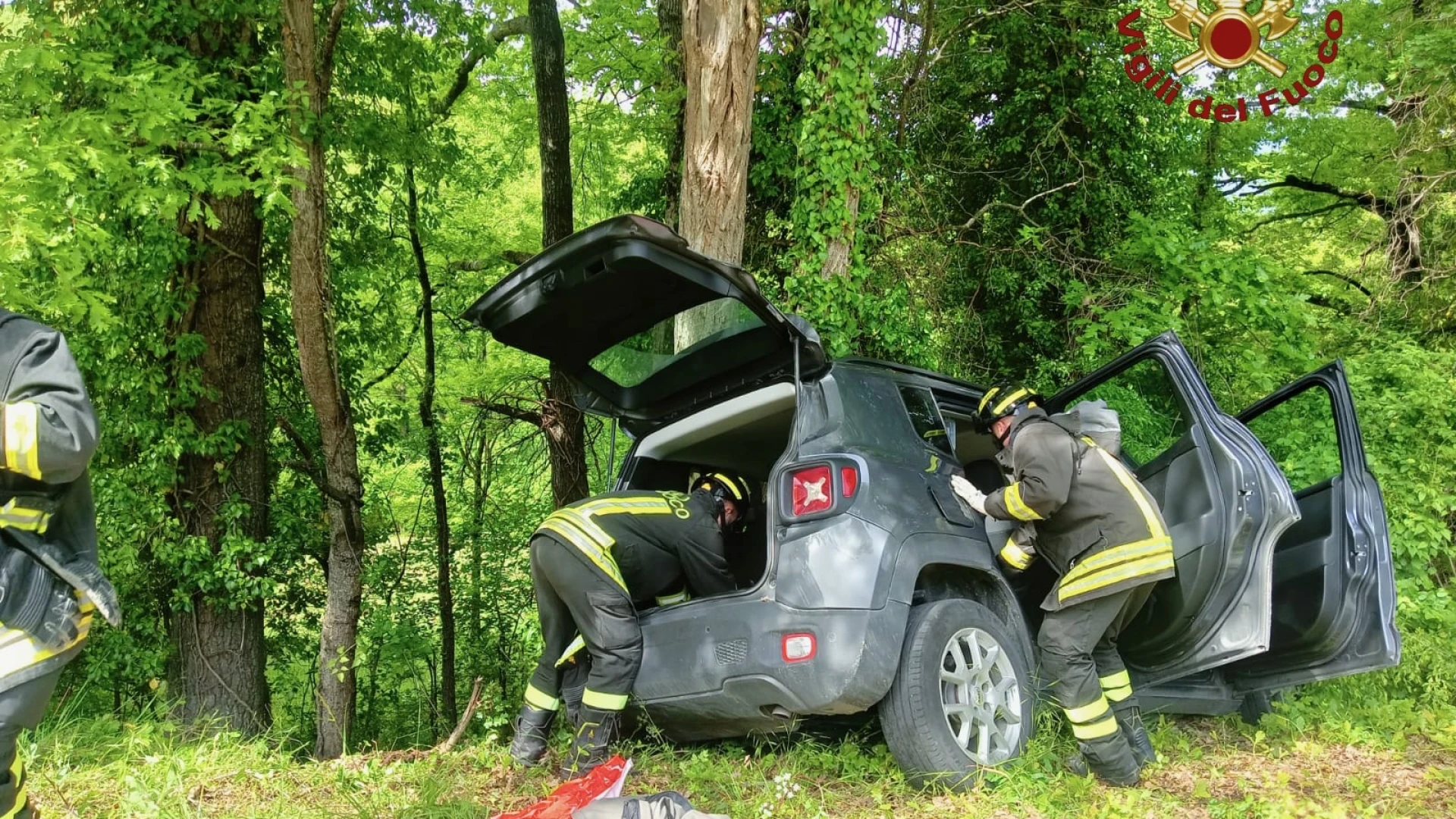 Sp 652: auto esce fuori strada e si schianta contro un albero. Intervento dei Vigili del Fuoco di Agnone a Sant’Angelo del Pesco.